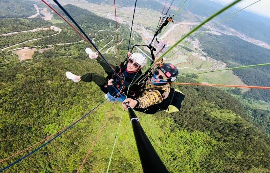 @所有人，中秋遇上国庆，带你嗨翻天！来江油这家AAAA级景区体验独一无二的滑翔伞飞行！
